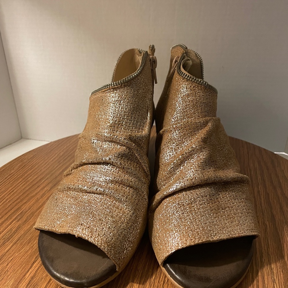 Unity In Diversity Brown Gold Metallic Leather Si… - image 7